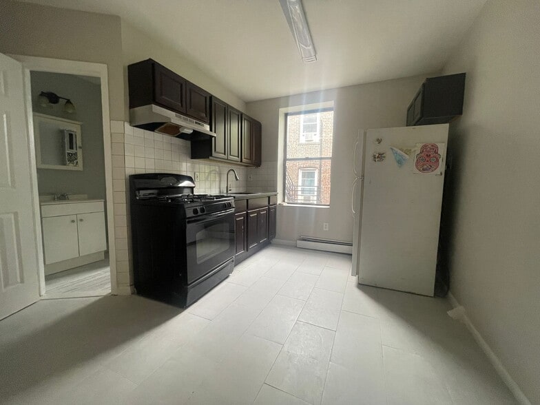 Unit 4 - 110 Warner Ave