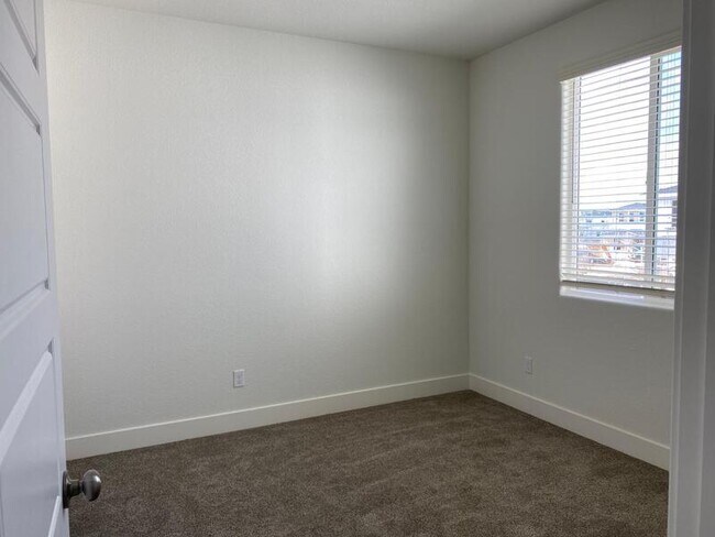 Building Photo - 2465 Pineda Dr