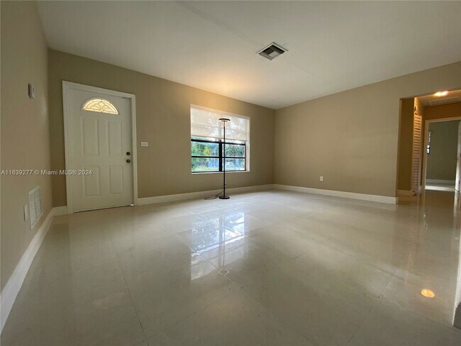 Building Photo - 13824 NE Miami Ct