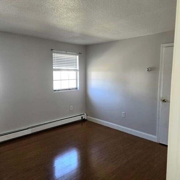 Building Photo - 945 Riverside Dr