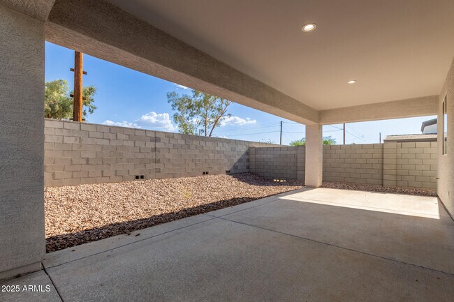 Building Photo - 957 E Desert Dr