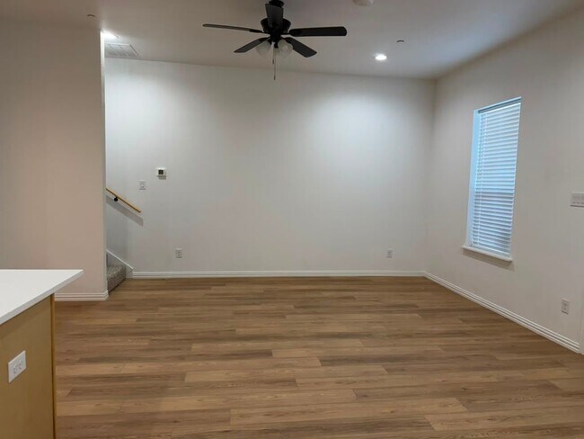 Building Photo - 6800 Oak Crest Dr W