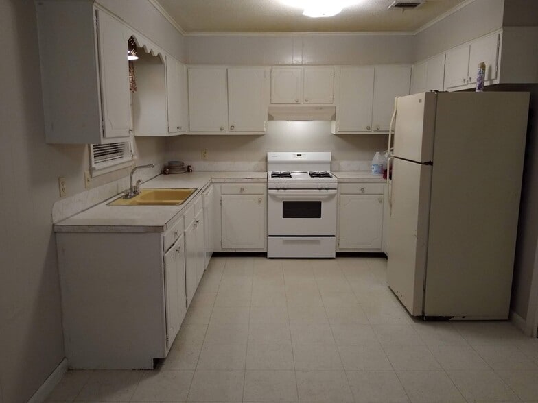 Kitchen - 1404 Benton St