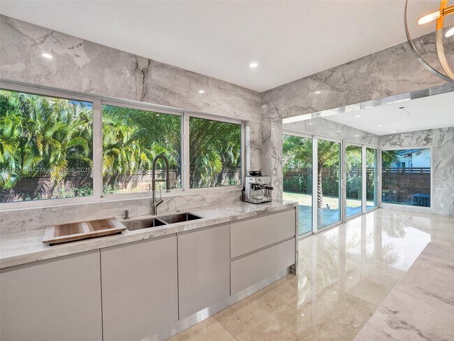 Building Photo - 2421 NE 7th Pl