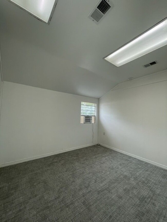 Building Photo - UTILITIES INCLUDED W/ RENT! 1 Bed 1 Bath u...