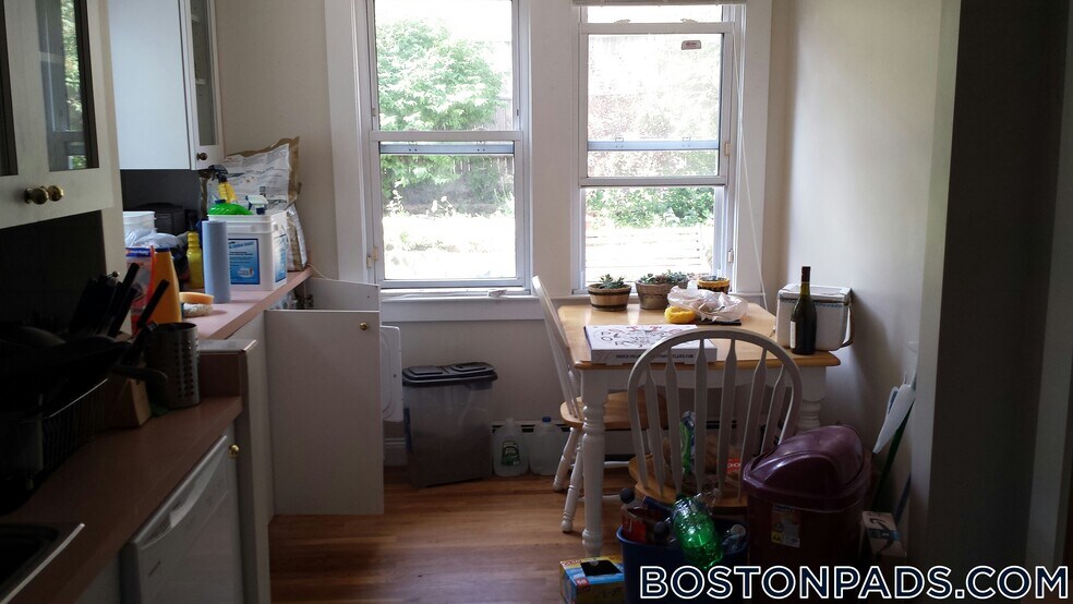 Building Photo - 94 Heath St