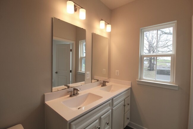 Building Photo - 3 Bedroom 2.5 Townhome Available Now!