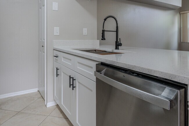Building Photo - 5004 Laguna Bay Cir