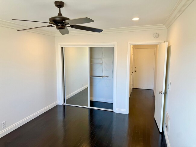 Building Photo - Top Floor 1 bedroom apartment Hermosa Beach