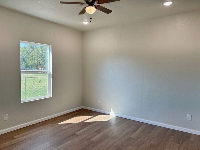 Building Photo - Fully Remodeled 3 Bed 2 Bath In Floral Hei...