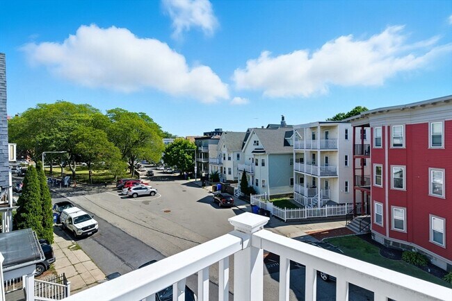 Building Photo - 39 Edison Green