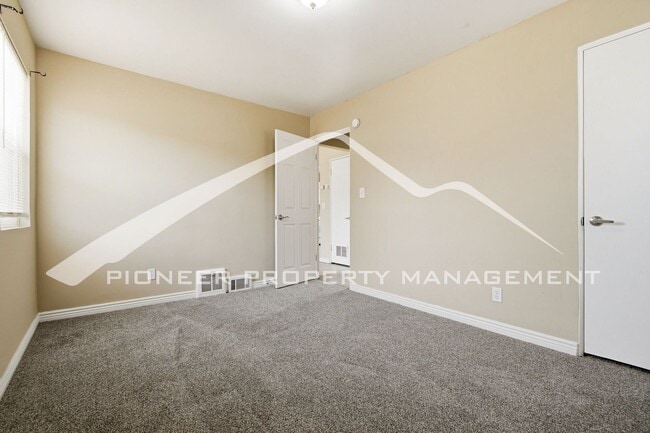 Building Photo - Charming Duplex with Washer/Dryer and Garage