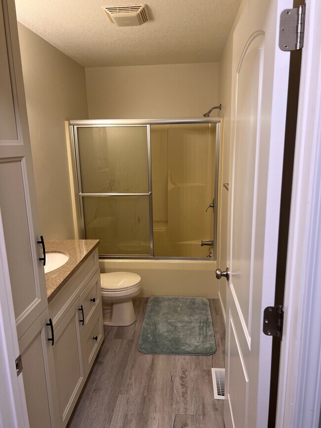 Building Photo - 6 Gail Dr