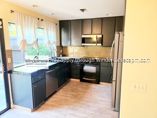 Building Photo - Gorgeous Campus Commons Home Available Now!