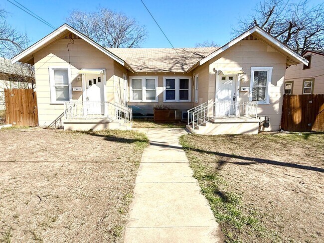 Building Photo - *COMING SOON* Charming 1-Bedroom Duplex With Laminate Flooring Throughout + Fenced Backyard