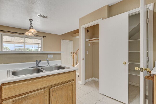 Building Photo - Spacious Townhome w/large yard! Near Summe...