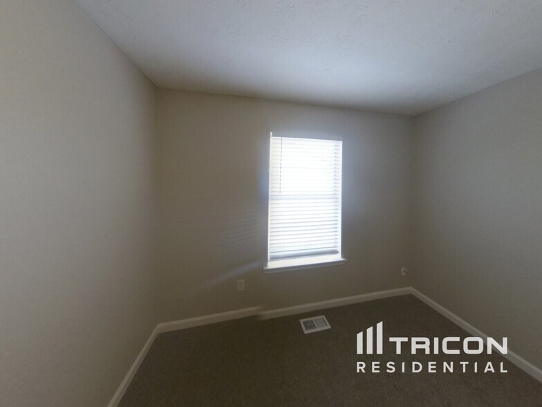 Building Photo - 321 Autumn Lake Dr
