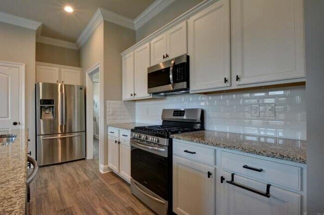 Building Photo - 6151 Lake Edge Dr