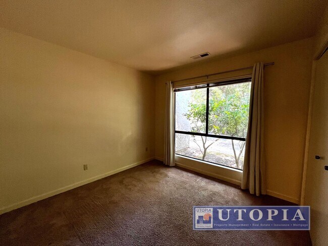 Building Photo - Charming 3 Bedroom, 2-bathroom Townhouse v...