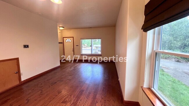 Building Photo - Spacious 3BD I 2.5BA Duplex Near the Yamhi...
