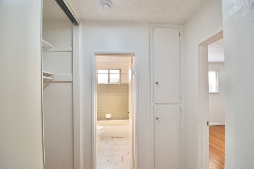 Building Photo - 11143 Aqua Vista St