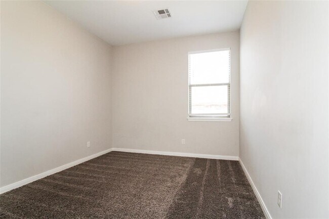 Building Photo - 320 E Georgia Terrace