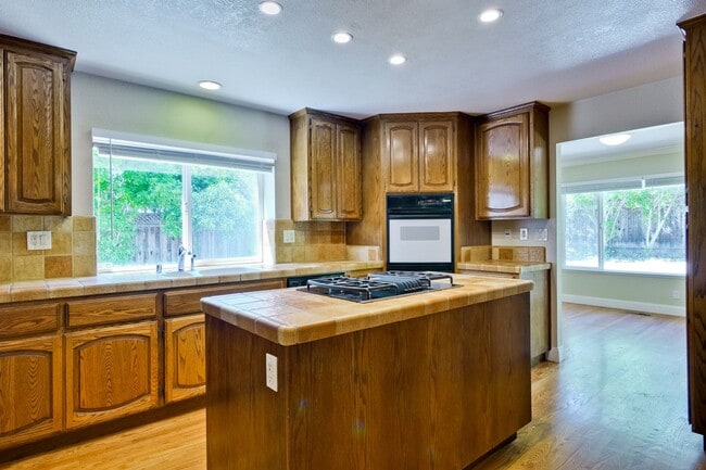 Building Photo - Spacious Home l Massive 12,525 Sq Ft Lot l...