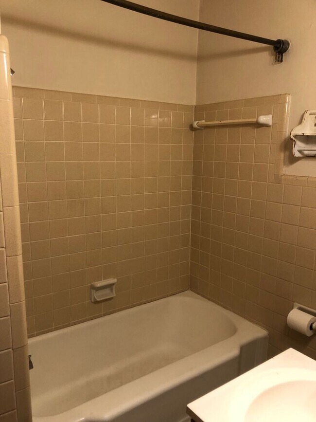 Building Photo - Great 2 BR 1 BA w/ Stack Washer/Dryer
