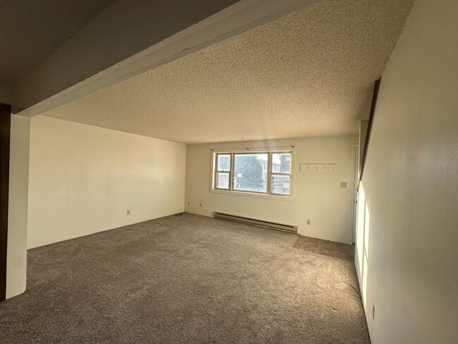 Building Photo - Two Bedroom, One and Half Bathroom Townhom...