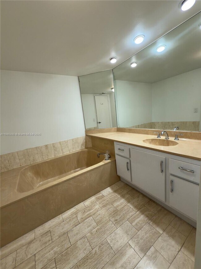 Building Photo - 1717 N Bayshore Dr