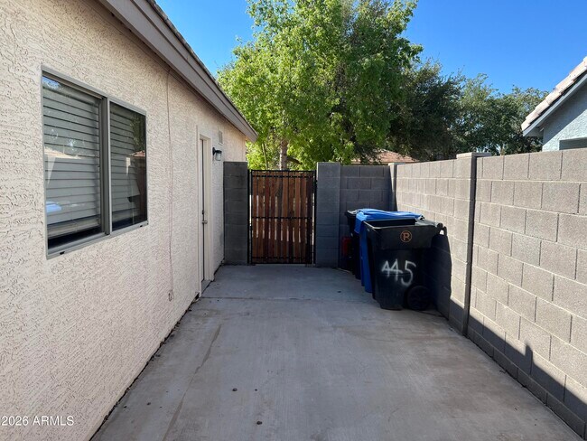 Building Photo - 434 W Fabens Ln
