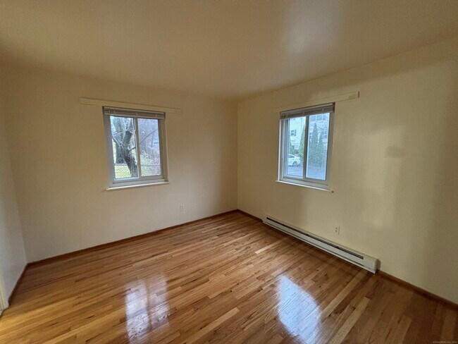 Building Photo - 17 Ferris Ave