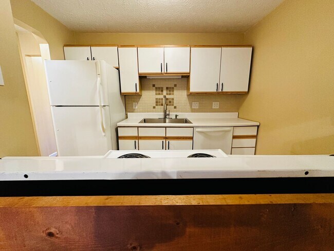 Building Photo - Charming 2-Story Condo in Quiet Knoxville Community – Minutes from Downtown!