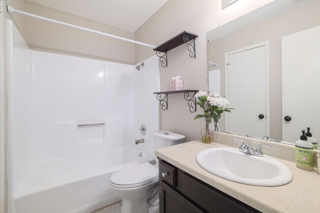 Building Photo - Freshly Renovated! Great Location! Such a sweet home