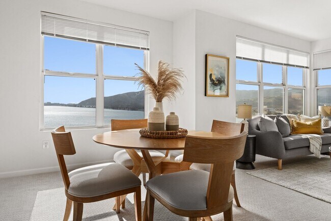 Building Photo - Epic REA - Top floor, Sweeping Views, 3 BR...