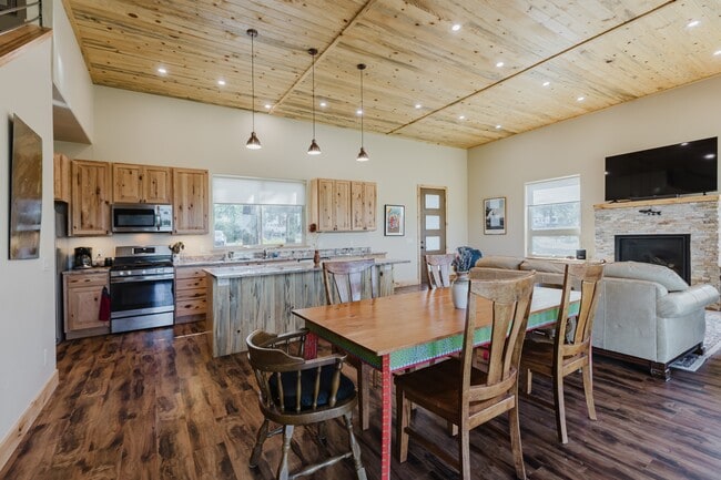 Building Photo - 642 Twincreek Cir