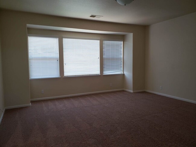 Building Photo - Huge Bella Flora house ready for you to ca...
