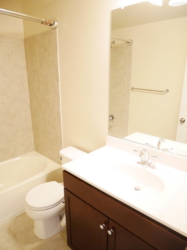 Building Photo - Stunning 3 Bedroom End Unit Townhome