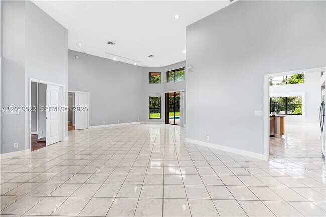 Building Photo - 1256 Manor Dr S