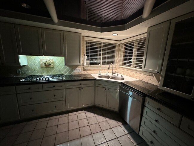 Building Photo - 19 Bronco Dr