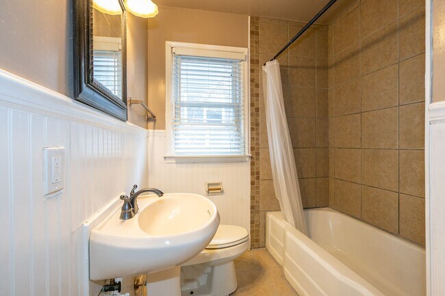 Building Photo - 3 Bedroom 1 Bath in Tulsa