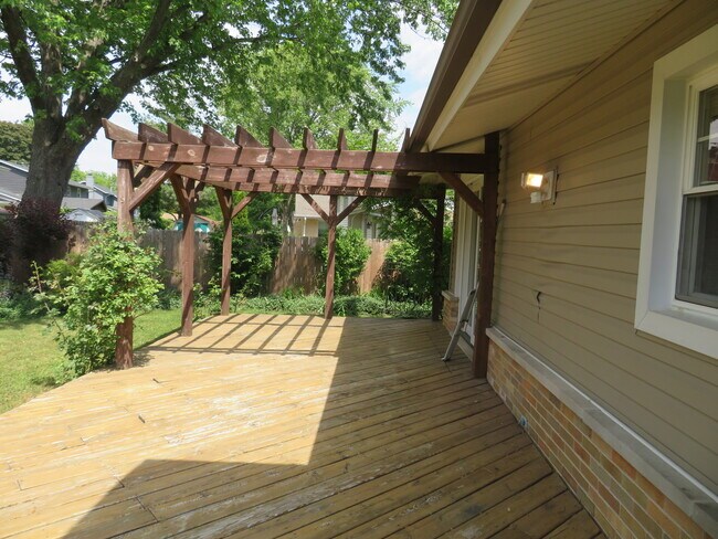 Building Photo - 932 Brantwood Ave