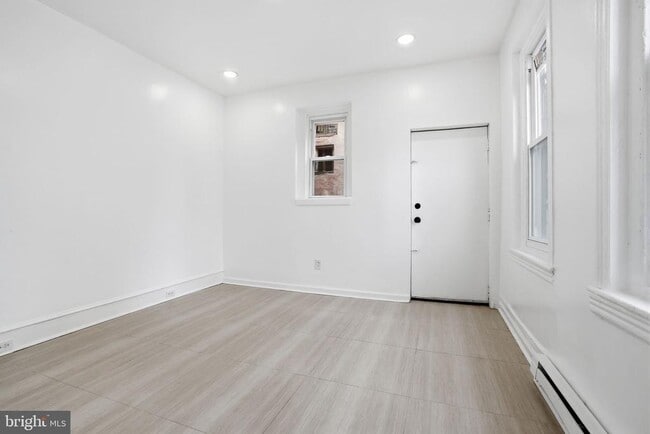 Building Photo - 3462 N Front St