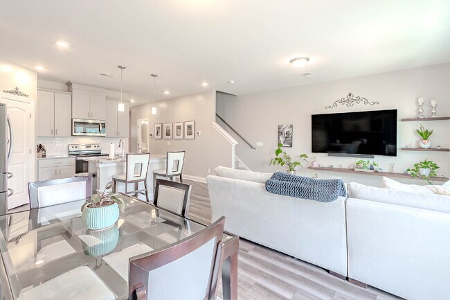 Building Photo - 3/2.5 Townhome w/ Garage. Great Location!