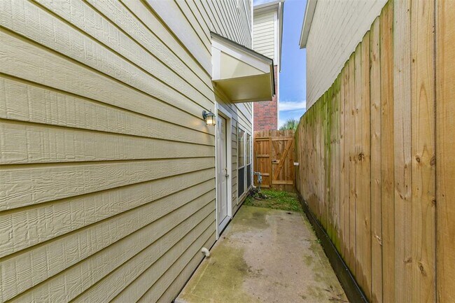 Building Photo - 2322 Chenevert St