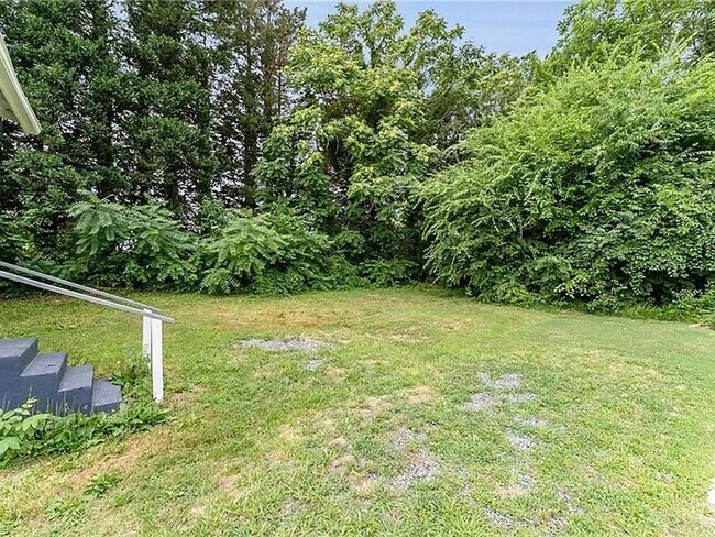 Building Photo - Charming Fully Renovated Cottage Minutes from Downtown!