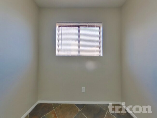 Building Photo - 1726 N Summer Cir