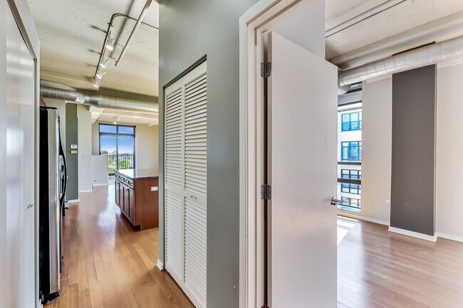 Building Photo - SW CORNER 2 BED / 2 BATH CONDO IN UNIVERSI...