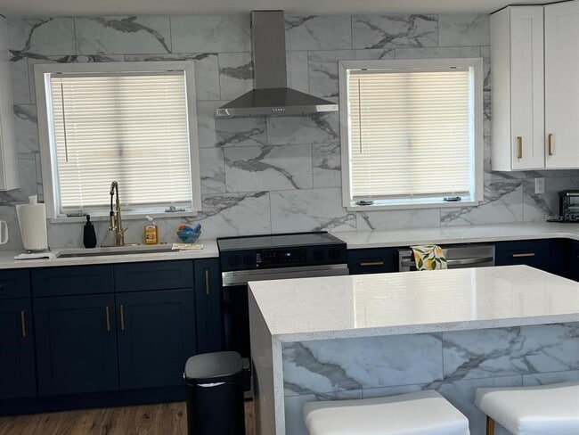 Building Photo - 905 W 11th Ave