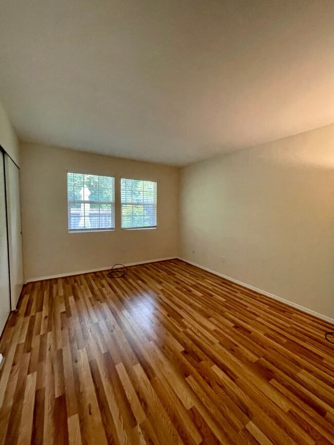 Building Photo - Beautiful Unit in Gated Community!